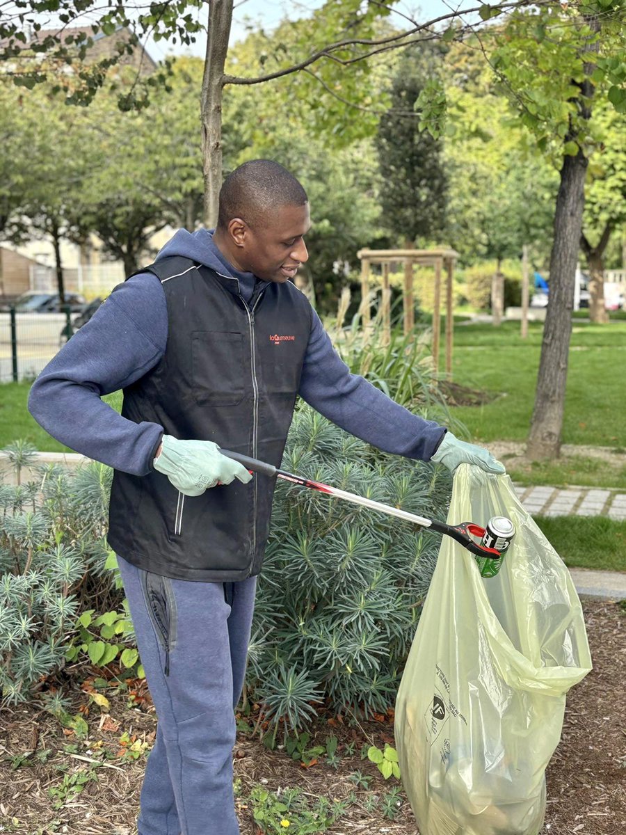 OumarouDouk's tweet photo. Ramassage de déchets : tout le monde s’y met 💪🏾

Pour la semaine du développement durable, avec les agents de la @La_Courneuve et de @PlaineCommune, nous avons organisé un grand ramassage de déchets pour sensibiliser à l’importance du tri sélectif. https://t.co/aM7y2OanH4