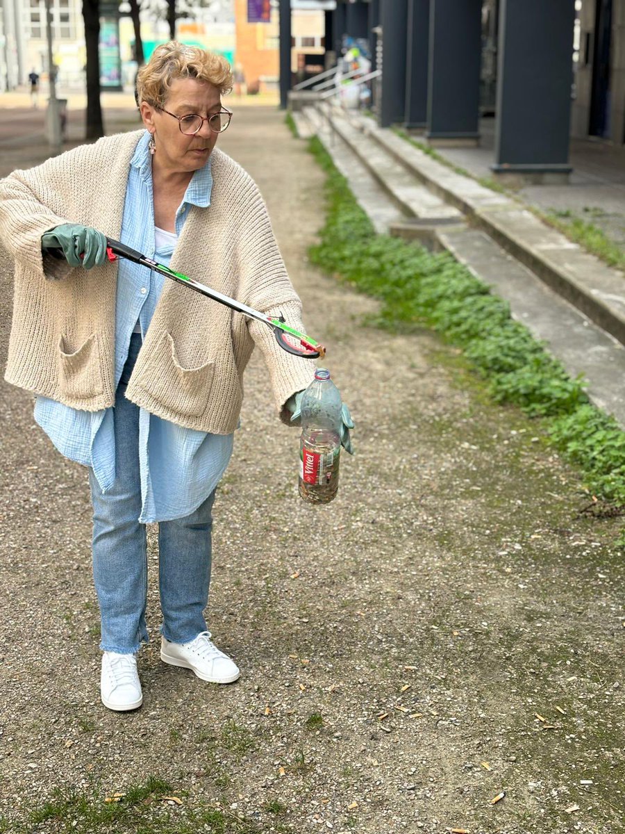 OumarouDouk's tweet photo. Ramassage de déchets : tout le monde s’y met 💪🏾

Pour la semaine du développement durable, avec les agents de la @La_Courneuve et de @PlaineCommune, nous avons organisé un grand ramassage de déchets pour sensibiliser à l’importance du tri sélectif. https://t.co/aM7y2OanH4