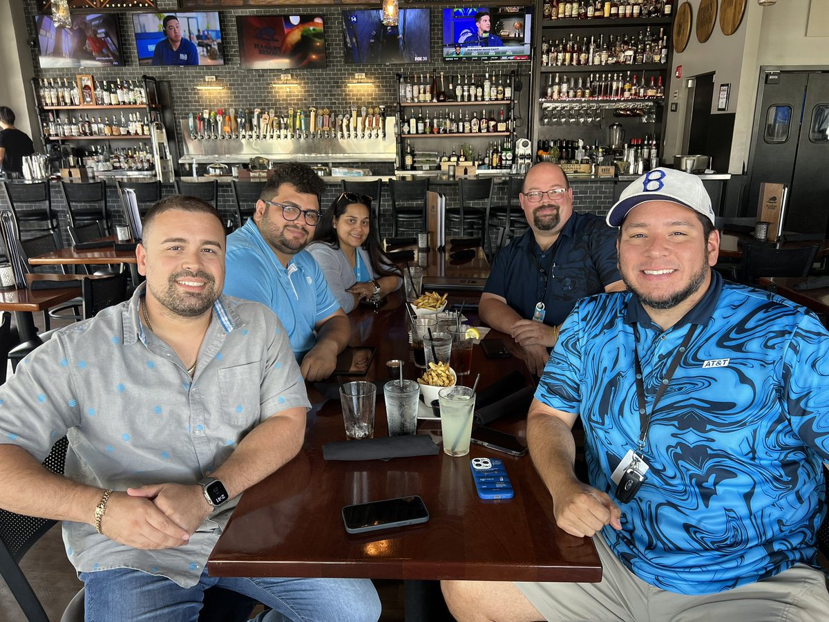 _Jesus_Padilla's tweet photo. What better way to show appreciation than a lunch for those who did it best! Taking these fantastic 4 to lunch for their weekend performance! Let’s get it 💪 #HoySeVende @melissakpage @ddrive06 @SoutheastIHX https://t.co/1qeFkdyzLd