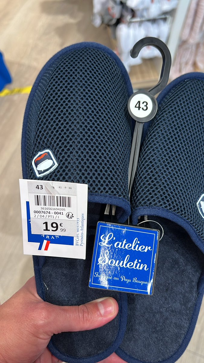 Coucou public de mes moitiés !!!
Achetez Français c’est pas forcément plus cher, dans le sens aussi où ça dure plus longtemps !!! 
Et écologiquement moins coûteux !!
Chiant ce président et sa politique de #relocalisation qui marche…
#madeinFrance #choosefrance