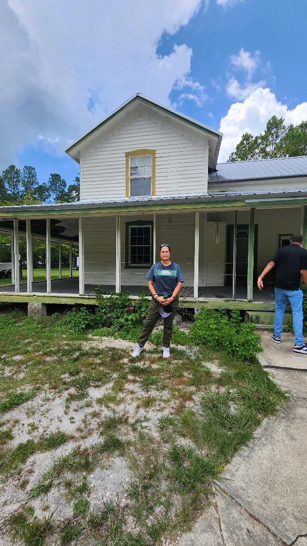 MarvinDunn4's tweet photo. The J W Wright house in Rosewood where the white owners hid many black women and children during the massacre of 1923. They were allowed to sleep upstairs at night but no boys over 13 were allowed in. (Teach the Truth tours sponsored by the Miami Center for Racial Justice.) https://t.co/U9P4Znrgtf
