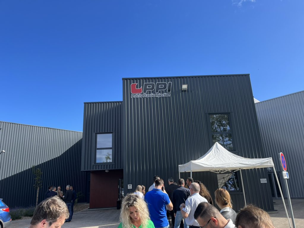 EBrussat's tweet photo. En représentation Président @laurentwauquiez @auvergnerhalpes et en Présidente de @EntreDoreAllier je participe à l’inauguration de l’entreprise #PrecisPlasticInjection dans ses nouveaux locaux sur notre PAI Fière de cette installation sur notre territoire! https://t.co/vvYzK4pPZ0