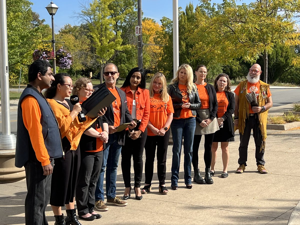 jimdiodati's tweet image. This morning, outside of City Hall, our @NiagaraFalls community raised the #EveryChildMatters Flag and then lowered it to half-staff to mark #OrangeShirtDay and the #NationalDayforTruthandReconciliation. Today, we wear orange to raise awareness of the tragic legacy of residential…