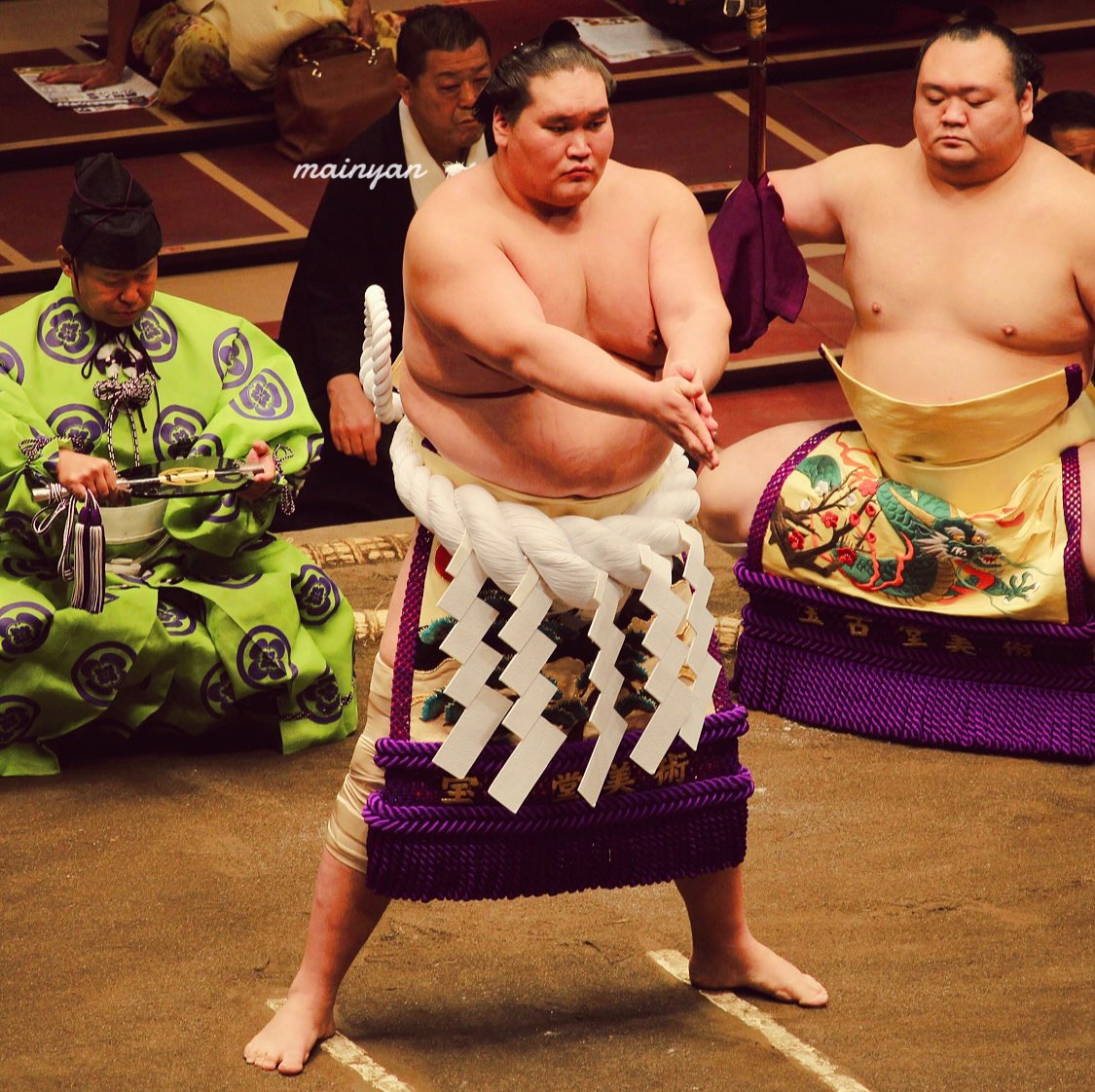 mainyan3's tweet photo. 🧡TERUNOFUJI🧡
Aki Basho 2021 Day 4
#横綱照ノ富士関🗻☀️
💪💪💪✨✨✨
📸09.15
♡
#照ノ富士 #照ノ富士関
#ガナ #ガナー #ガントルガガンエルデネ
#ガントルガ #ガンエルデネ #杉野森正山
#伊勢ヶ濱部屋 #横綱土俵入り #大相撲 #相撲
#Terunofuji #Тэрүнофүжи #Ganaa
#sumo #grandsumo https://t.co/v9TjMLJAqs