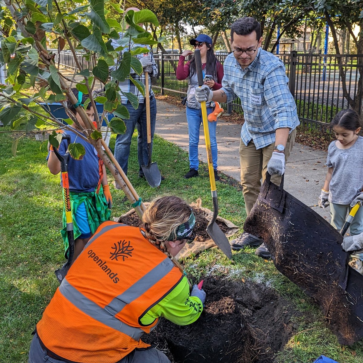 I started my day at @AthleticField in #IrvingPark for a tree planting event with the park advisory council, @GIPNAorg, and @Openlands. It was great to see leaders like Graciela Guzman, @dspuhr, @AnthonyJQuezada, @RepAndrade40, and @DanPogoFC hard at work for our community!