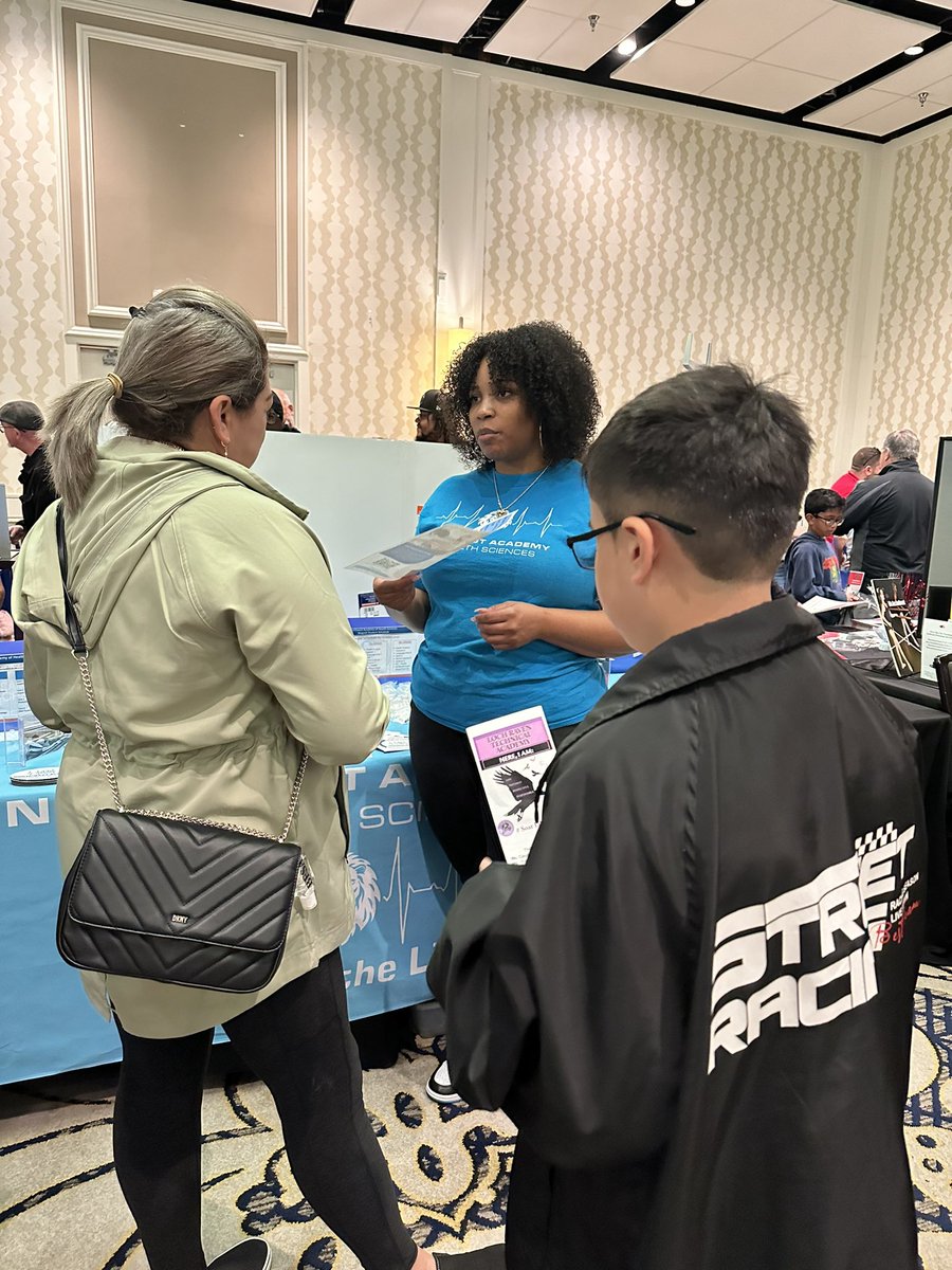 NAHScounseling's tweet photo. @NAHSBCPS @HscNahs is at the @BaltCoPS Magnet Expo speaking to potential families about our amazing Health Sciences Magnet program! #GoLions #MAGNETEXPO @philrobinson27 https://t.co/zn7aLn85bf