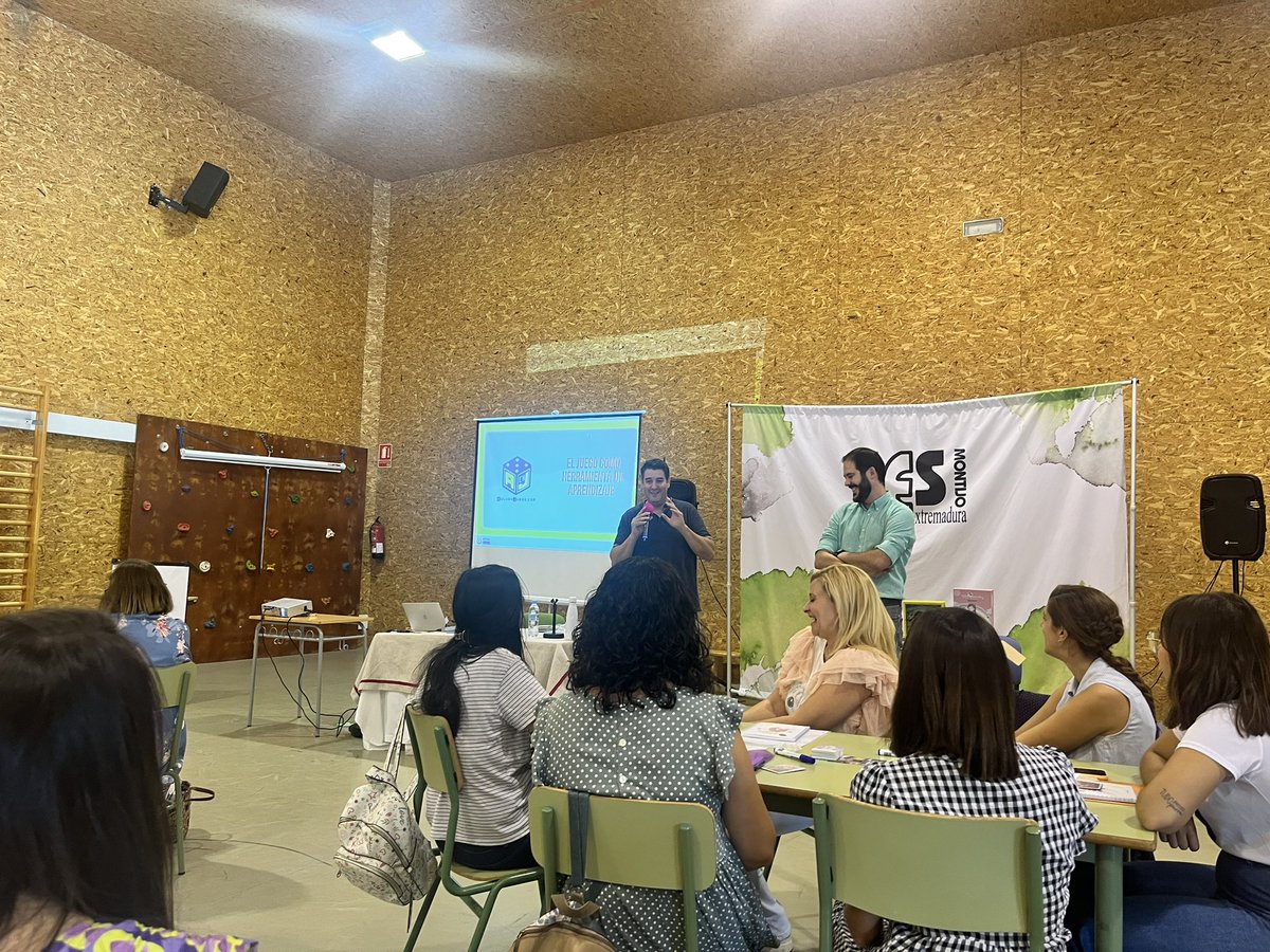 gemagersan's tweet photo. Mañanita de formación en Aprendizaje basado en juegos con @decascaradenuez @ruth_pinedo @profejugon @aulaenjuego aquí en nuestro pueblo. Con ganas de estrenar juegos nuevos en clase.#jugandoseaprendemejor https://t.co/j6Aj32AWtE