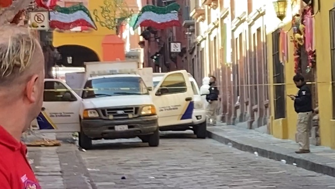 NewsSanmiguel's tweet image. #ASESINATO 5 horas permaneció tirado en la calle el cuerpo del joven asesinado en calle de #Relox, en el centro de San Miguel de Allende, durante los festejos de la #Alborada

#SanMigueldeAllende #Seguridad 
NOTA: newssanmiguel.com.mx/joven-asesinad…