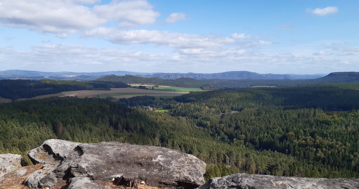 TorstenAbel1's tweet photo. Vom #Katzstein/Aussichtspunkt Signal bietet sich eine beeindruckende Sicht auf die ganze #SächsischeSchweiz mit #FestungKönigstein, #Pfaffenstein, #Gohrisch, #Papststein #Zirkelstein #Zschirnstein und bis nach #Böhmen. https://t.co/WcHTLEfkH4