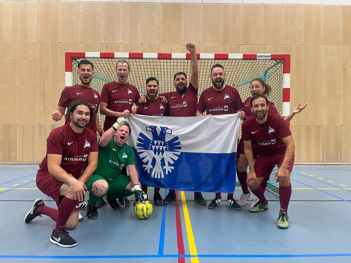 Trots op ons <a href="/ArnhemRaad/">Gemeenteraad Arnhem</a> team, de nummer 1 van <a href="/provgelderland/">Provincie Gelderland</a> en de derde van Nederland. Gefeliciteerd 🥂 
#voetbal #arnhem