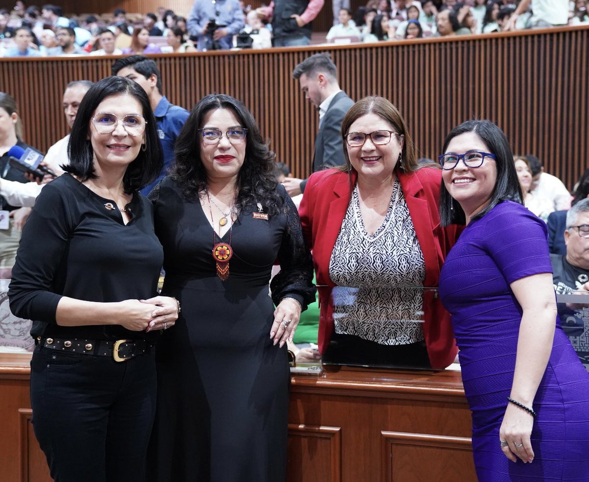 VeronicaBatiz's tweet photo. "Mujer si te han crecido las ideas, de ti van a decir cosas muy feas".. Amparo con su canto de protesta, de amor por el pueblo, desde el infinito a llegado al Congreso del Estado para quedarse en un eterno presente entre las letras doradas con su nombre en el muro de honor!!.. https://t.co/B6hGk0zjCv