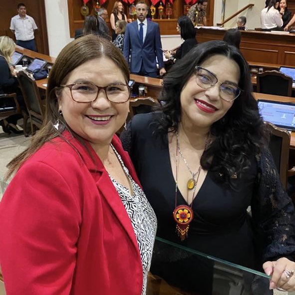 VeronicaBatiz's tweet photo. "Mujer si te han crecido las ideas, de ti van a decir cosas muy feas".. Amparo con su canto de protesta, de amor por el pueblo, desde el infinito a llegado al Congreso del Estado para quedarse en un eterno presente entre las letras doradas con su nombre en el muro de honor!!.. https://t.co/B6hGk0zjCv