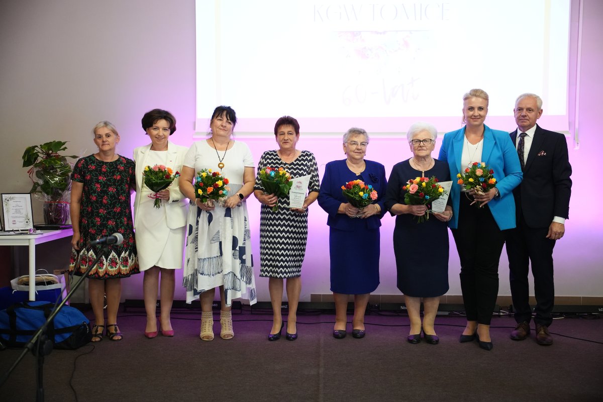MRPiPS_GOV__PL's tweet photo. 📸 Minister @MarlenaMalag wzięła udział w uroczystości z okazji 6️⃣0️⃣-lecia powstania #KołoGospodyńWiejskich w #Tomice w powiecie pleszewskim. Z okazji jubileuszu uhonorowała #KGW w Tomicach przyznawaną za zasługi w zakresie promowania postaw prorodzinnych i patriotycznych Honorową Odznaką #MeritisProFamilia 🏅 W uznaniu zasług 60-letniej działalności społecznej na rzecz pobudzania aktywności mieszkańców, przyczyniającej się do pogłębiania więzi międzypokoleniowych oraz poczucia tożsamości lokalnej w Tomicach. W szczególności za zaangażowanie w kultywowanie rodzimych tradycji i folkloru, dbałość o ochronę dziedzictwa kulturowego polskiej wsi, umacnianie wartości rodzinnych i chrześcijańskich, a także za podejmowanie inicjatyw z pożytkiem dla społeczności całego regionu.