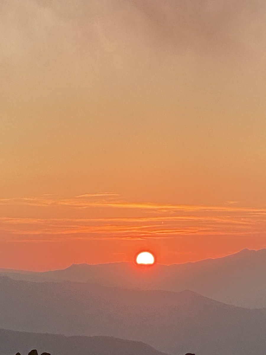 Lino_Scaccia's tweet photo. Anche per quest’anno giunge al termine questa parentesi in montagna..da domani sarà complicato ritrovare questi tramonti..ma poi chissà: ci sarà magari modo, ancora.. buon sabato sera..al tramonto!
#AlTramonto #tramontiquellibelli #iluoghidelcuore #Muntagna #tramonto #Buonaserata https://t.co/tD7aJhBURy