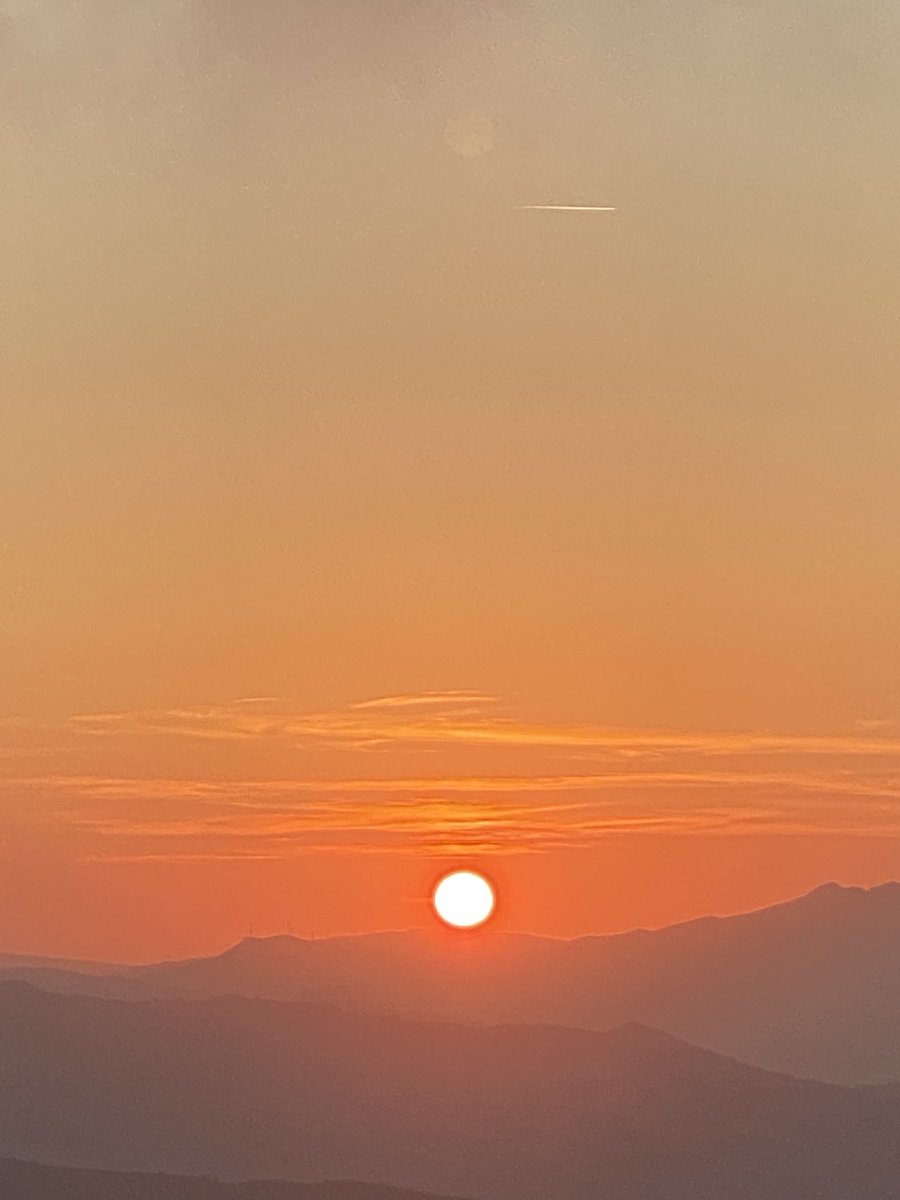 Lino_Scaccia's tweet photo. Anche per quest’anno giunge al termine questa parentesi in montagna..da domani sarà complicato ritrovare questi tramonti..ma poi chissà: ci sarà magari modo, ancora.. buon sabato sera..al tramonto!
#AlTramonto #tramontiquellibelli #iluoghidelcuore #Muntagna #tramonto #Buonaserata https://t.co/tD7aJhBURy