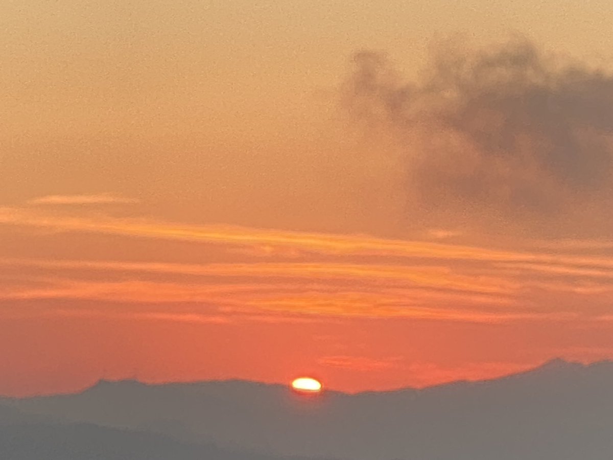 Lino_Scaccia's tweet photo. Anche per quest’anno giunge al termine questa parentesi in montagna..da domani sarà complicato ritrovare questi tramonti..ma poi chissà: ci sarà magari modo, ancora.. buon sabato sera..al tramonto!
#AlTramonto #tramontiquellibelli #iluoghidelcuore #Muntagna #tramonto #Buonaserata https://t.co/tD7aJhBURy