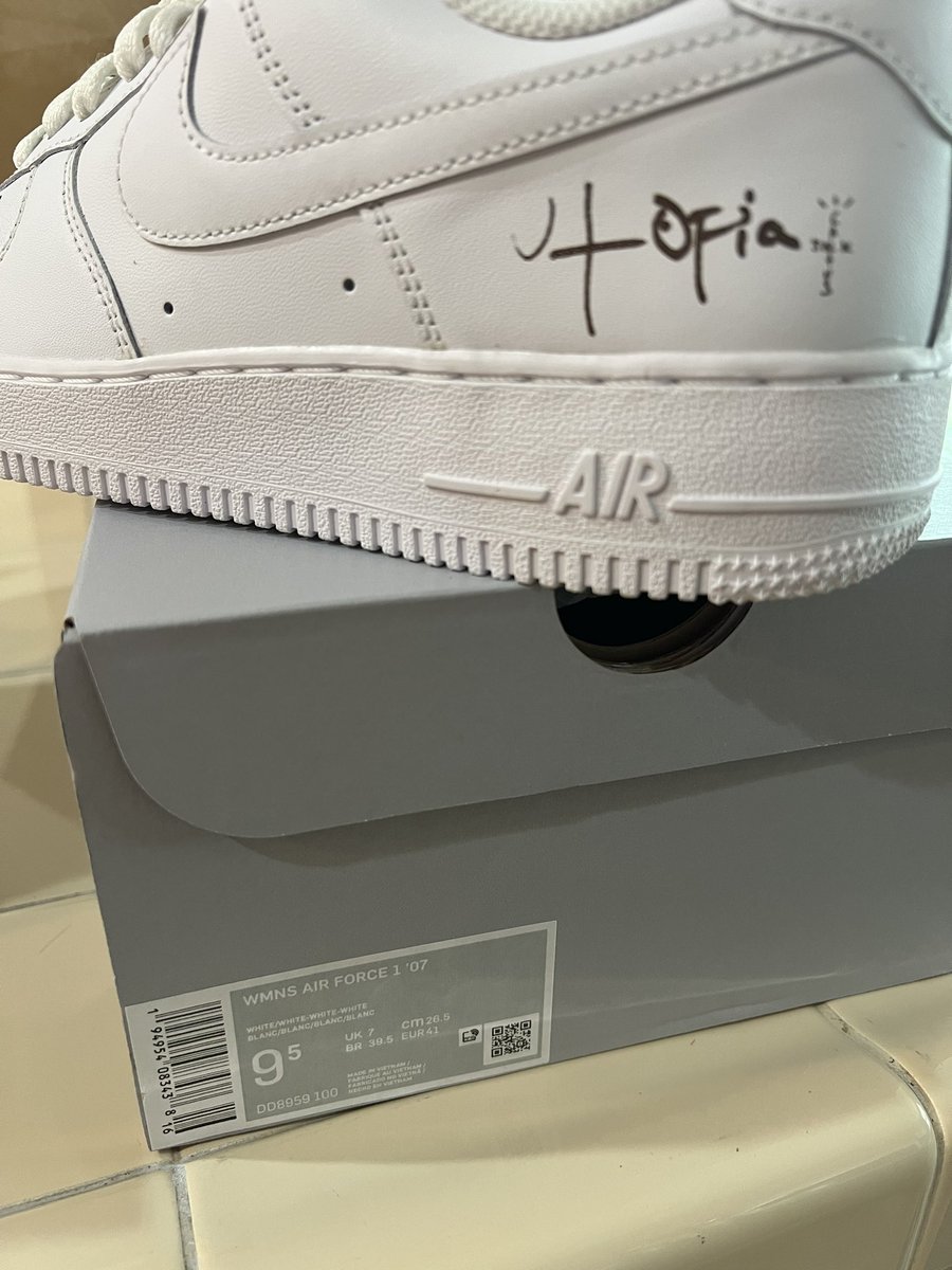 Kevinhcyoon's tweet photo. @snkr_twitr They sent a Women size 9.5 for Men’s size 8. https://t.co/DIwPagz5Rn