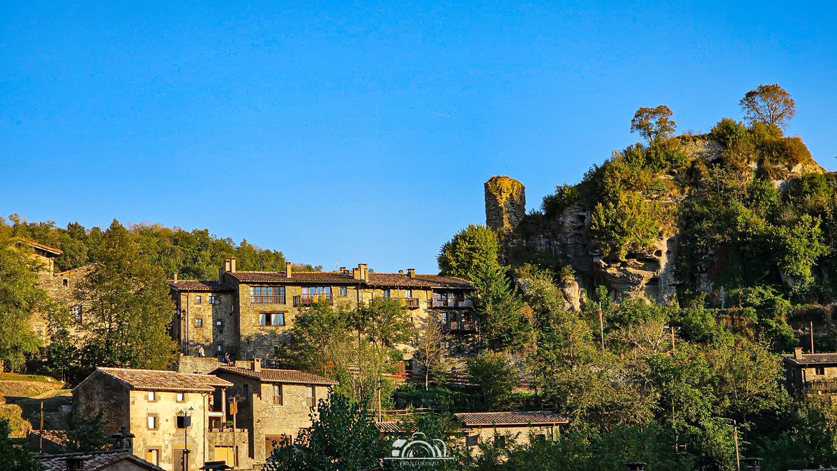 Fran_Lorenzo95's tweet photo. ✏️ Espectacular i preciós el poble de Rupit amb cel sense núvols
📌 Rupit i Pruit (Osona)
📆 30-09-2023
@TomasMolinaB @AEMET_Cat @meteocat @btveltemps @Monica_Usart @alcantara_alb @Vakapiupiu @AlfredRPico @ARAmeteo @BCNmeteo @TAIKOmeteo @SergiLoras #eltempstv3 https://t.co/AbKOEZUseC