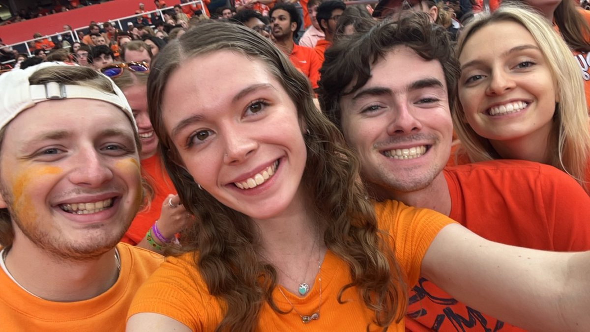 caitlinkohl8's tweet photo. Saturday in the dome! 🧡💙 #cusesuperfan @CusePromos https://t.co/MB2mO3G6Na