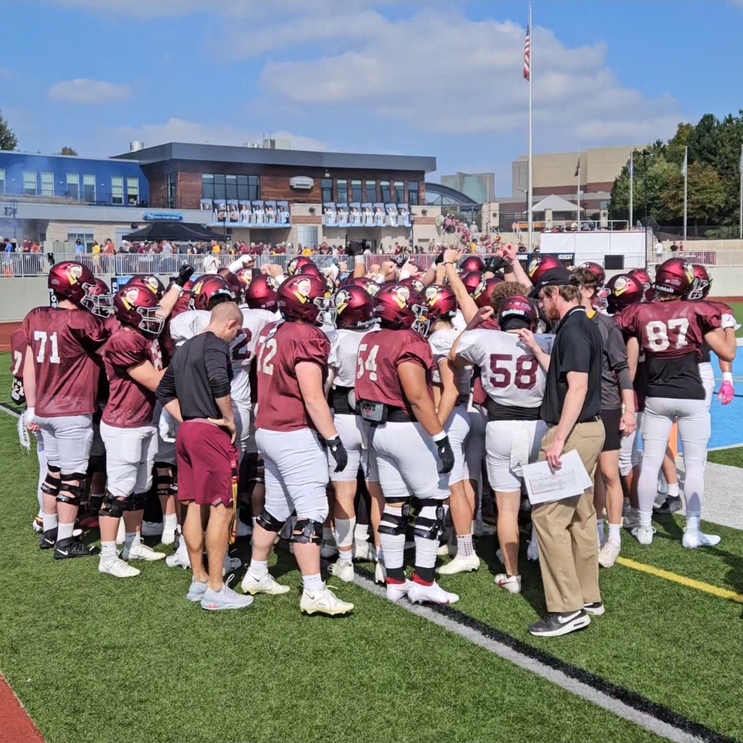 Snooze2you's tweet photo. The inaugural Maroon & Gold scrimmage for @CalvinKnightsFB is about to start. ⚔️ #CalvinFootball #MaroonAndGold #BeatHope https://t.co/aXMVyv0w32
