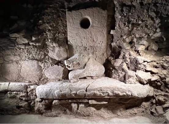 Hassanyildiz1's tweet image. Göbeklitepe’nin D yapısında kireçtaşından yapılmış, gerçek boyutlu bir yaban domuzu heykeli bulundu. Yüzeyinde kırmızı, beyaz ve siyah pigment kalıntılar görülebilen eser döneminden günümüze uzanan ilk boyalı heykel buluntusu oldu.