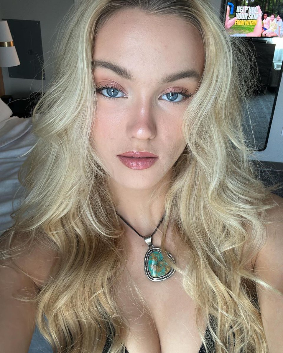 Chloe Rose Robertson Brasil tweet media