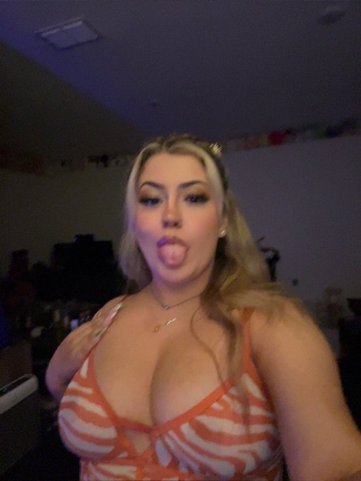 new video on my onlyfans 😋 https://t.co/eFjpvDPQMs