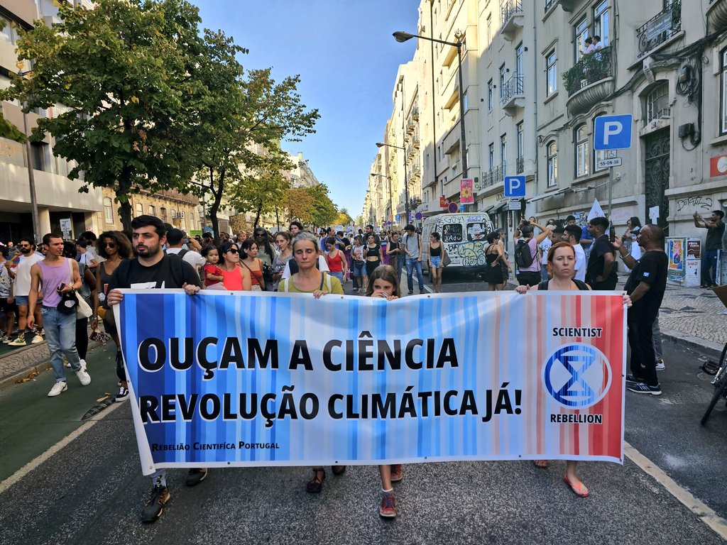 SciRebelPT's tweet photo. Estamos na rua com milhares para relembrar que a crise climática = crise da habitação, e para relembrar que os nossos "líderes" fracassaram. Fracassaram o direito da habitação consagrado em Abril. Fracassaram o Acordo de Paris.
Está na altura de sermos nós, as pessoas, os líderes https://t.co/TCGRv0fljE