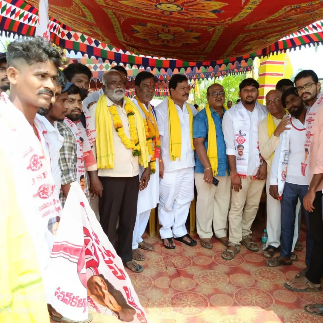 Koti_JSP's tweet photo. జనసేన పార్టీ అధ్యక్షులు శ్రీ @PawanKalyan గారి ఆదేశాలు మేరకు TDP జాతీయ అధ్యక్షుడు నారా చంద్ర బాబు గారి అక్రమ అరెస్ట్ కు మద్దతు గా చేస్తున్న రిలే నిరసన దీక్షకు టెక్కలి జనసేన పార్టీ నాయకులు కోటేశ్వరరావు పల్లి సంఘీభావం
టెక్కలి నియోజకవర్గం 
#HelloAP_WelcomeJSP
@JSPShatagniTeam https://t.co/XUjfwCmVZZ