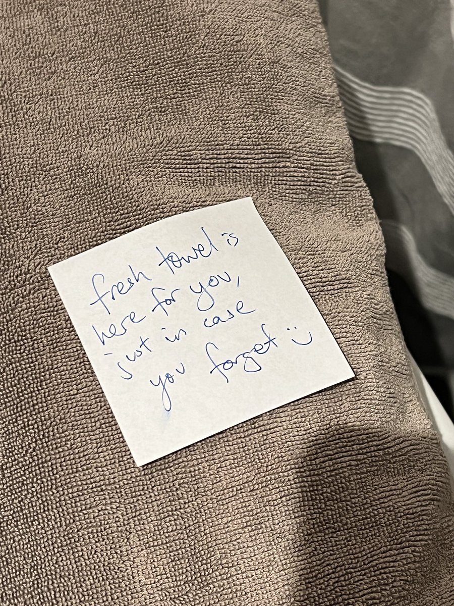 AndreaSalgadoO's tweet photo. Me fui 15 días a 🇪🇨 y lamentablemente mi esposo no podía estar en la casa cuando llegué. Pero me dejó notitas por todas partes y me compró flores y me dejo una toalla en el baño porque siempre me olvido de coger una cuando me meto a bañar 😭😭😭 9 años juntos! La vara en el cielo https://t.co/Y13sVKub5i