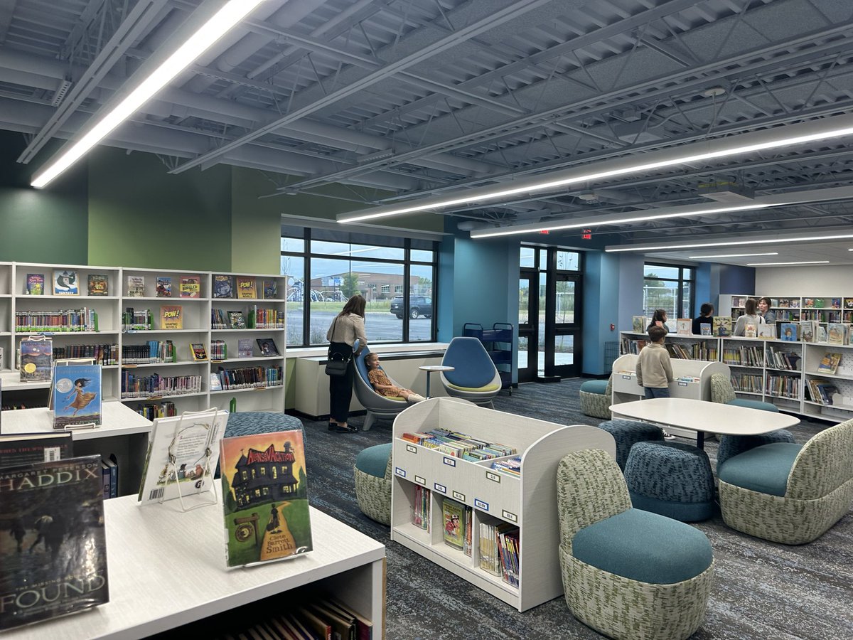 teresaw_EUA's tweet image. The @EUA and @MironConstruct teams enjoying @HSSD Open House for Forest Glen Elementary. Incredible transformation! Spaces designed for kids. Designed for learning. #K12 #LearningStudio #learning #finishingtouches #designmatters