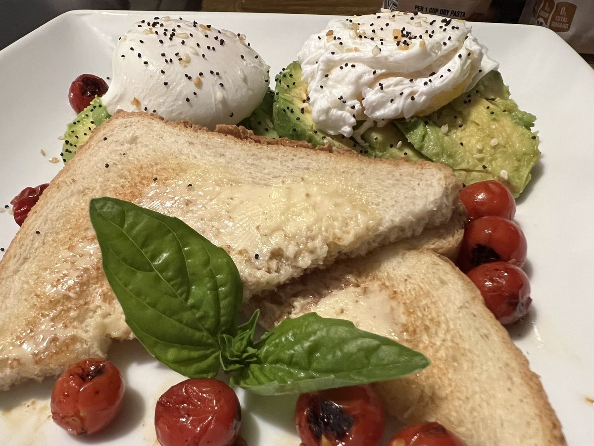 dragn_flyy's tweet image. #birthday #brunch i made for myself #poachedeggs on top of #avacado with some #everythingseasoning a little toast and some pan #roastedtomatoes