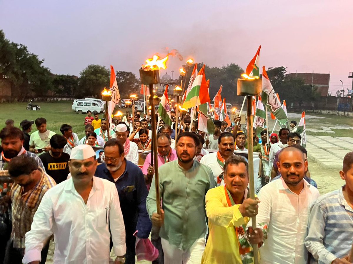 RahulGuptainc's tweet photo. #अमेठी में संजय गांधी अस्पताल बंद होने से अब लोग आंदोलित हो चुके हैं।
सत्याग्रह के 5 वें दिन आज नगर जायस में मशाल जुलूस का नजारा... @DeepakSinghINC https://t.co/gCvpBREwGx