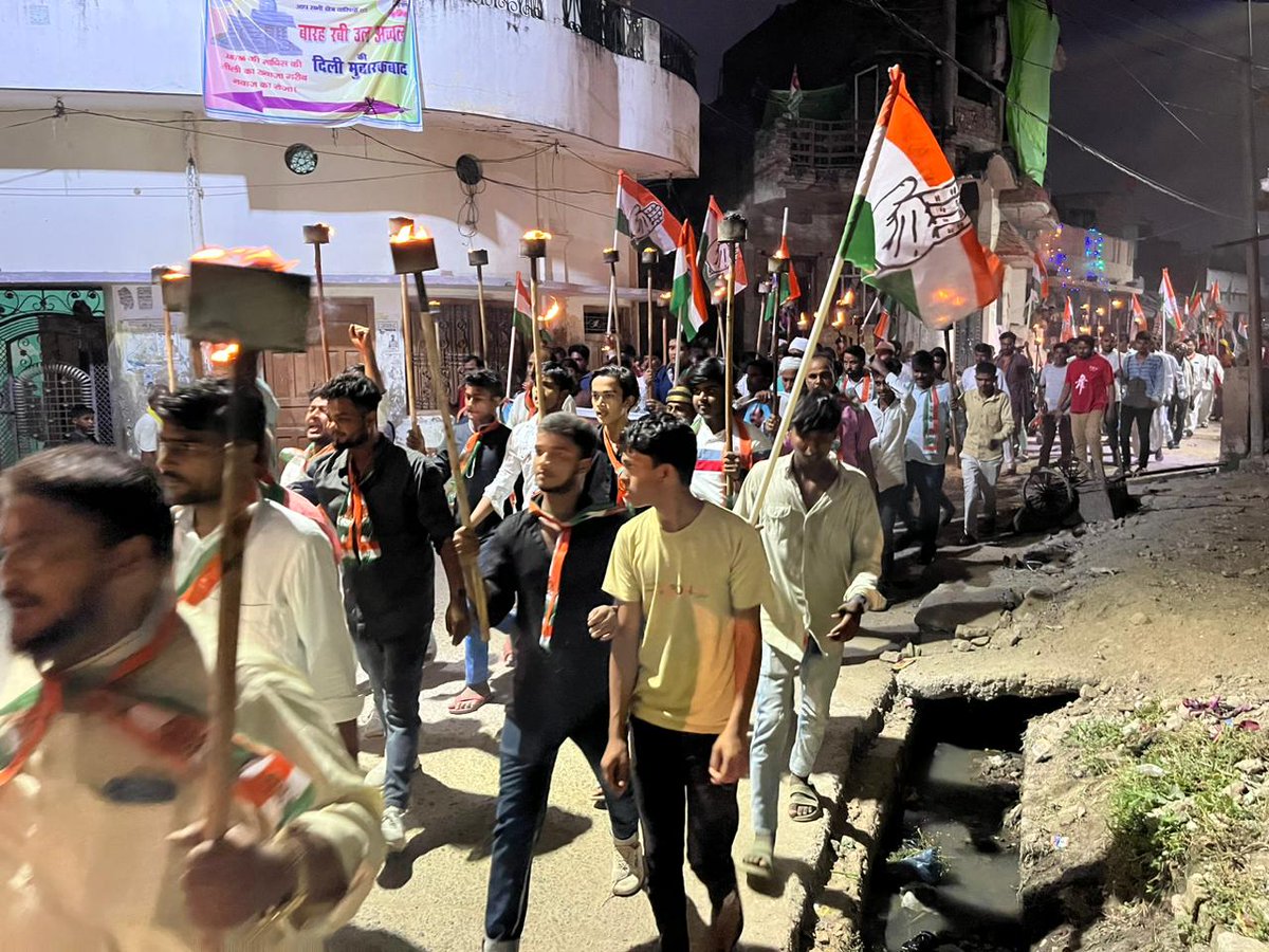 RahulGuptainc's tweet photo. #अमेठी में संजय गांधी अस्पताल बंद होने से अब लोग आंदोलित हो चुके हैं।
सत्याग्रह के 5 वें दिन आज नगर जायस में मशाल जुलूस का नजारा... @DeepakSinghINC https://t.co/gCvpBREwGx