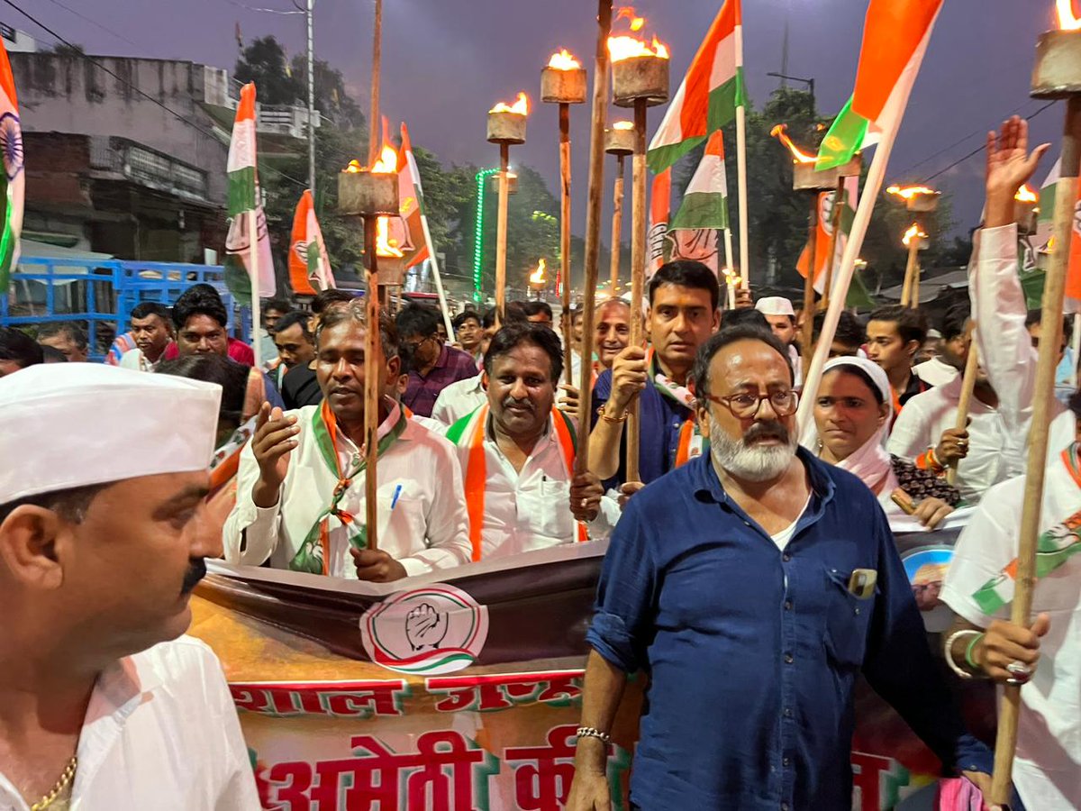 RahulGuptainc's tweet photo. #अमेठी में संजय गांधी अस्पताल बंद होने से अब लोग आंदोलित हो चुके हैं।
सत्याग्रह के 5 वें दिन आज नगर जायस में मशाल जुलूस का नजारा... @DeepakSinghINC https://t.co/gCvpBREwGx