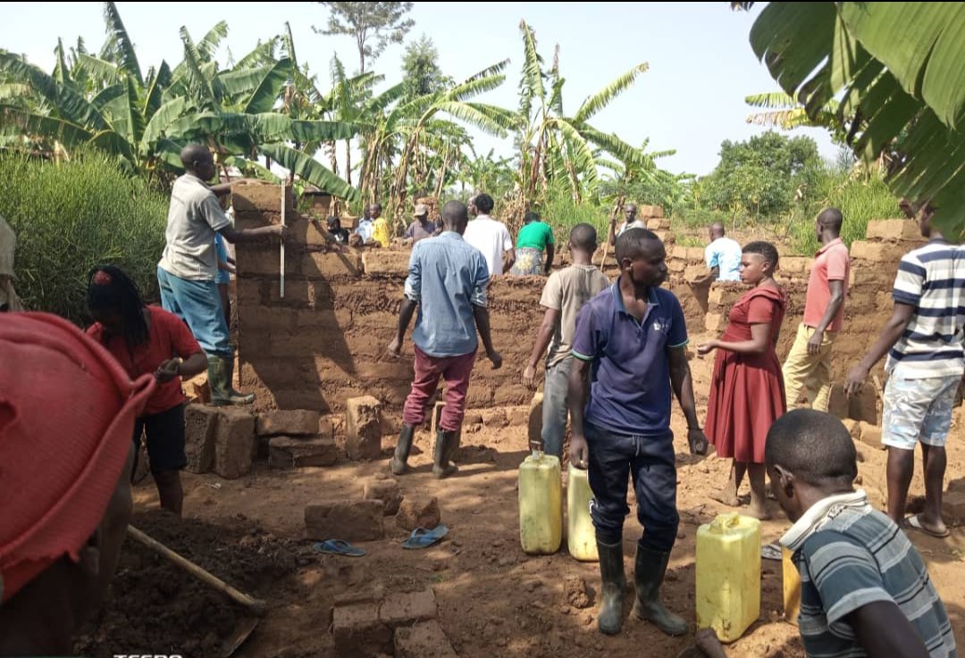 NgerukaBugesera's tweet image. Bimwe mu byaranze umuganda wo kuri uyu wa gatandatu, @NgerukaBugesera, harimo no kubakira abatishoboye #Inzu ndetse n'ubwiherero, kugira turusheho kugira umuturage utekanye kandi ifite #isuku.
@BugeseraDistr,
@RwandaEast