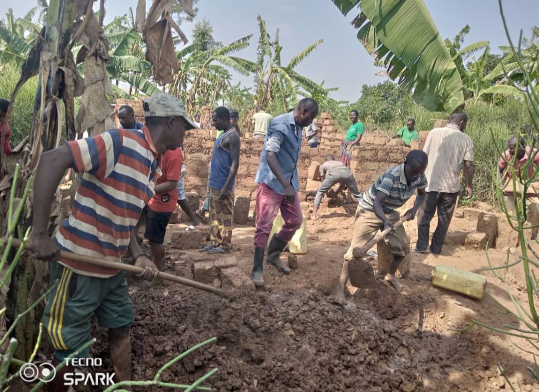 NgerukaBugesera's tweet image. Bimwe mu byaranze umuganda wo kuri uyu wa gatandatu, @NgerukaBugesera, harimo no kubakira abatishoboye #Inzu ndetse n'ubwiherero, kugira turusheho kugira umuturage utekanye kandi ifite #isuku.
@BugeseraDistr,
@RwandaEast