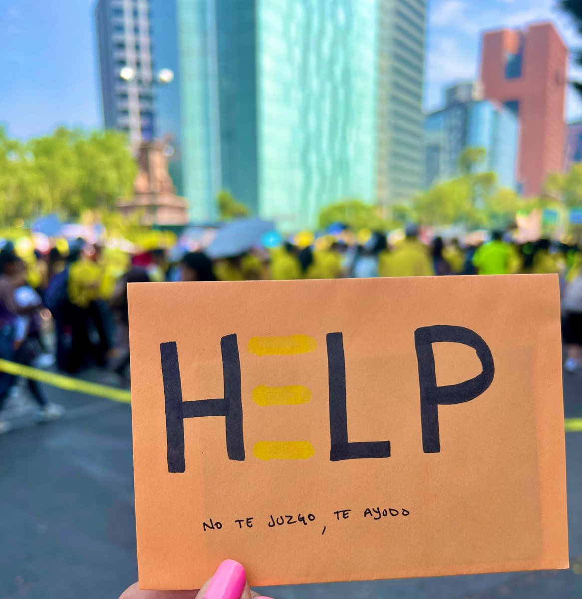i_alaniis's tweet photo. “NO ESTÁS SOLO (A), YO TE AYUDO” 

Hoy el movimiento @Help_mx_ marcha por las calles de CDMX para concientizar sobre la prevención del suicidio. 

En su trayecto entregan estas cartas con un mensaje. 

¿Necesitas ayuda? Alza la voz. 

Línea de auxilio 556556 6710

#HelpMx https://t.co/Oq58WipnY3