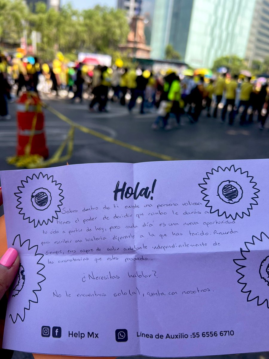 i_alaniis's tweet photo. “NO ESTÁS SOLO (A), YO TE AYUDO” 

Hoy el movimiento @Help_mx_ marcha por las calles de CDMX para concientizar sobre la prevención del suicidio. 

En su trayecto entregan estas cartas con un mensaje. 

¿Necesitas ayuda? Alza la voz. 

Línea de auxilio 556556 6710

#HelpMx https://t.co/Oq58WipnY3