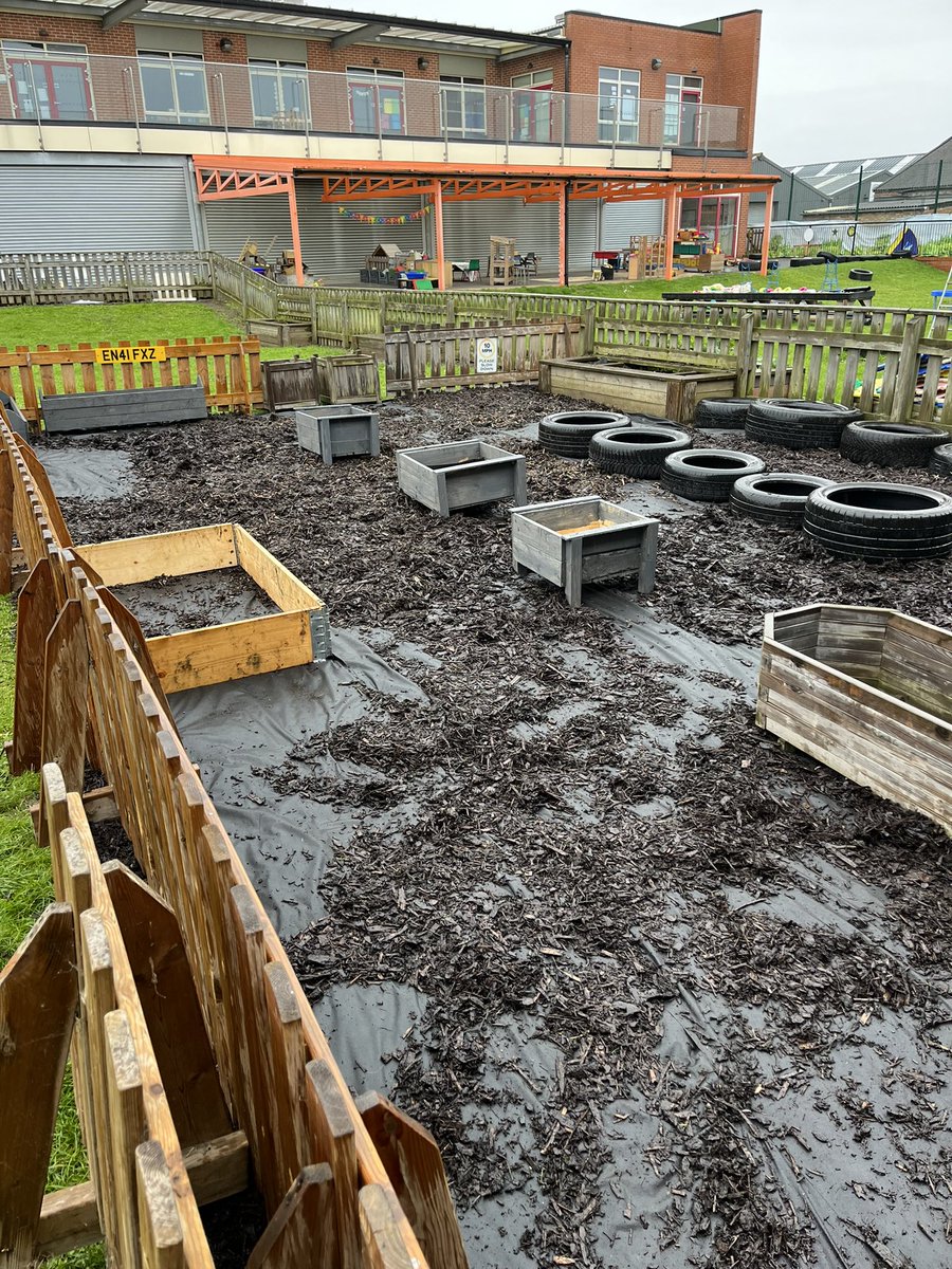ASteedmanEHPA's tweet photo. Making progress . 
#schoolallottment #fromseedtoplate @DRETnews @EdwardHeneagePA  thank you to Savoy Tyres Grimsby and John S for the tyres &amp; planter donations. 

We have now ran out of wood-chip, if anyone could please donate any so we can complete the project that would super. https://t.co/xme7zbtrhM
