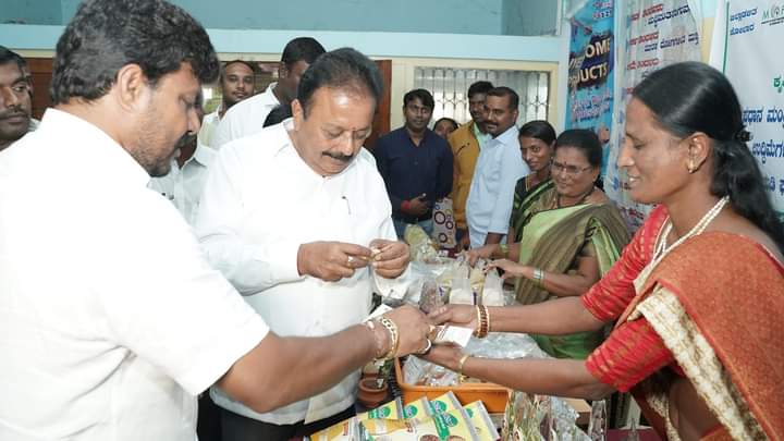 kothurmanjunath's tweet photo. Took a part and Inauguration District Agriculture Department Progress Review Meeting, the Farmer Producer Organizations Product in District Panchayat Hall On the Occasion @Chaluvarayaswam #mlcanilkumar were present https://t.co/bH57d2fUTp