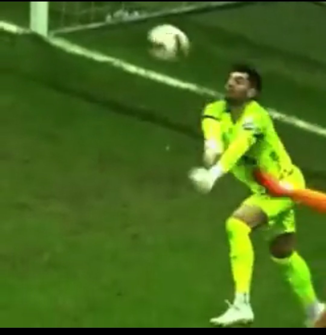12numara_mehmet's tweet photo. 🚫 Galatasaray-Ankaragücü maçının ilk yarısında:

💥 Kerem Demirbay rakip kaleciye tekme attı, kart görmedi.

💥 Torreira topu eliyle kontrol etti penaltı düdüğü çalınamadı.

💥 Morutan'ın, Torreira'ya müdahalesi yokken sarı kart verildi.

💥 Toreira kaç kere kendini yere attı, hepsi görmezden gelindi.

#RamsParktaKaraGece