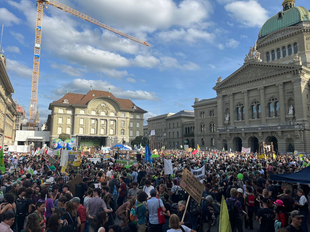 LauraSpring22's tweet photo. Oh wow 🫶 liebe Menschen, wir sind viele. 

Heute 60‘000 in Bärn 🌎✊!
Für Klimaschutz. Weil wir es brauchen, für unsere Lebensgrundlagen.

#klimawahl2023🌍 
#klimagerechtigkeit #anotherworldispossible #powertothepeople #wirundjetzt✊
@Gruene_LU https://t.co/LQtWLv5gxq