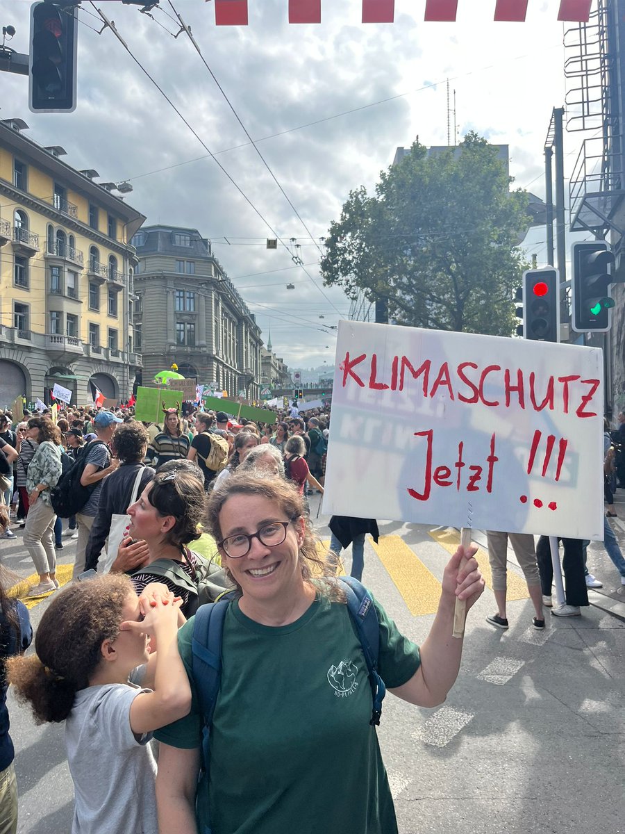 LauraSpring22's tweet photo. Oh wow 🫶 liebe Menschen, wir sind viele. 

Heute 60‘000 in Bärn 🌎✊!
Für Klimaschutz. Weil wir es brauchen, für unsere Lebensgrundlagen.

#klimawahl2023🌍 
#klimagerechtigkeit #anotherworldispossible #powertothepeople #wirundjetzt✊
@Gruene_LU https://t.co/LQtWLv5gxq