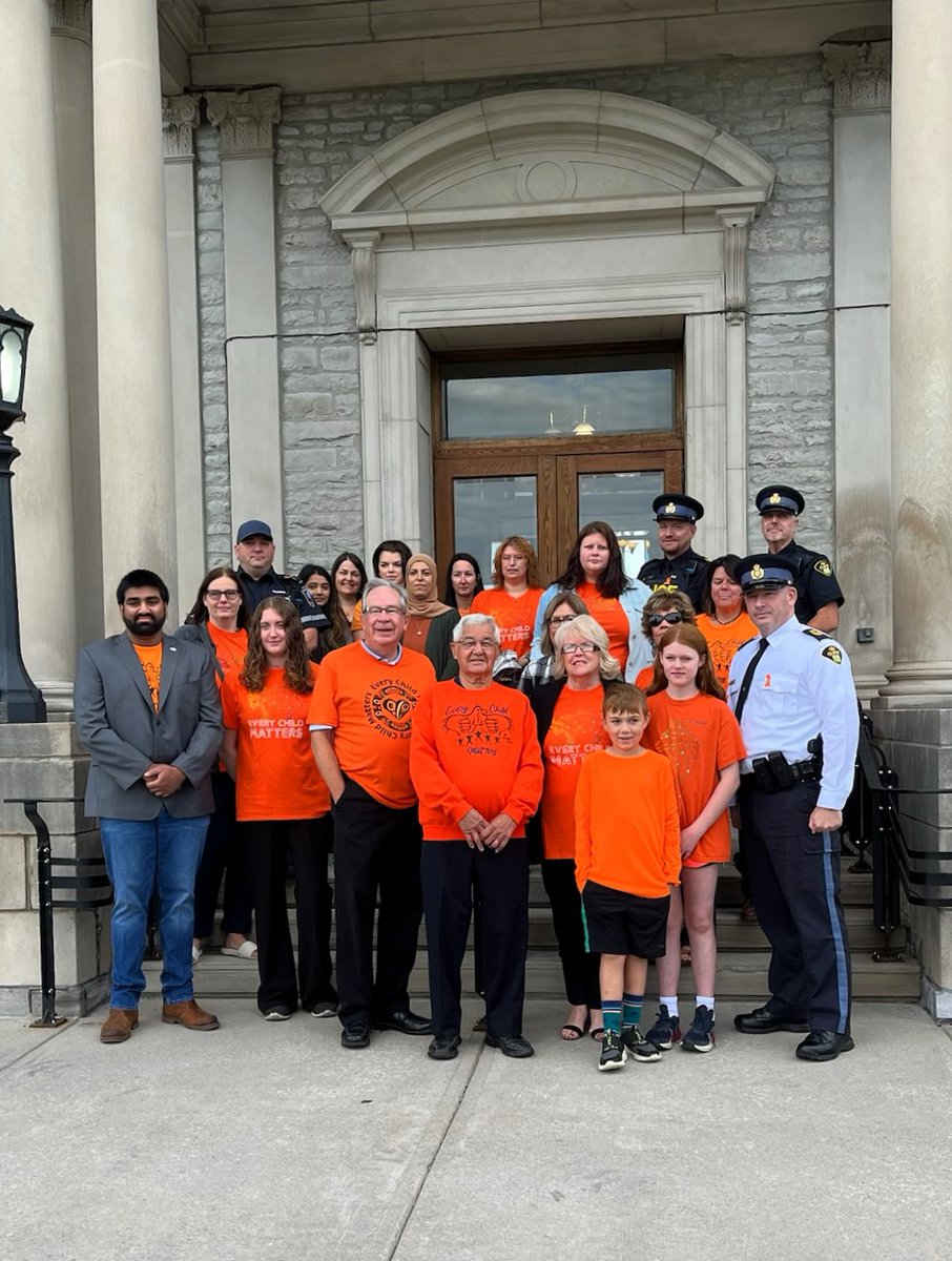 Yesterday was a touching event as #PtboOPP, Mayor Leal, Warden Clark and of course Chief Knott gathered with other members of the community to raise the #EveryChildMatters flag. A small but meaningful step towards #TruthAndReconciliation.
^dg
@PtboCounty
#NDTR2023 
@CurveLakeFN