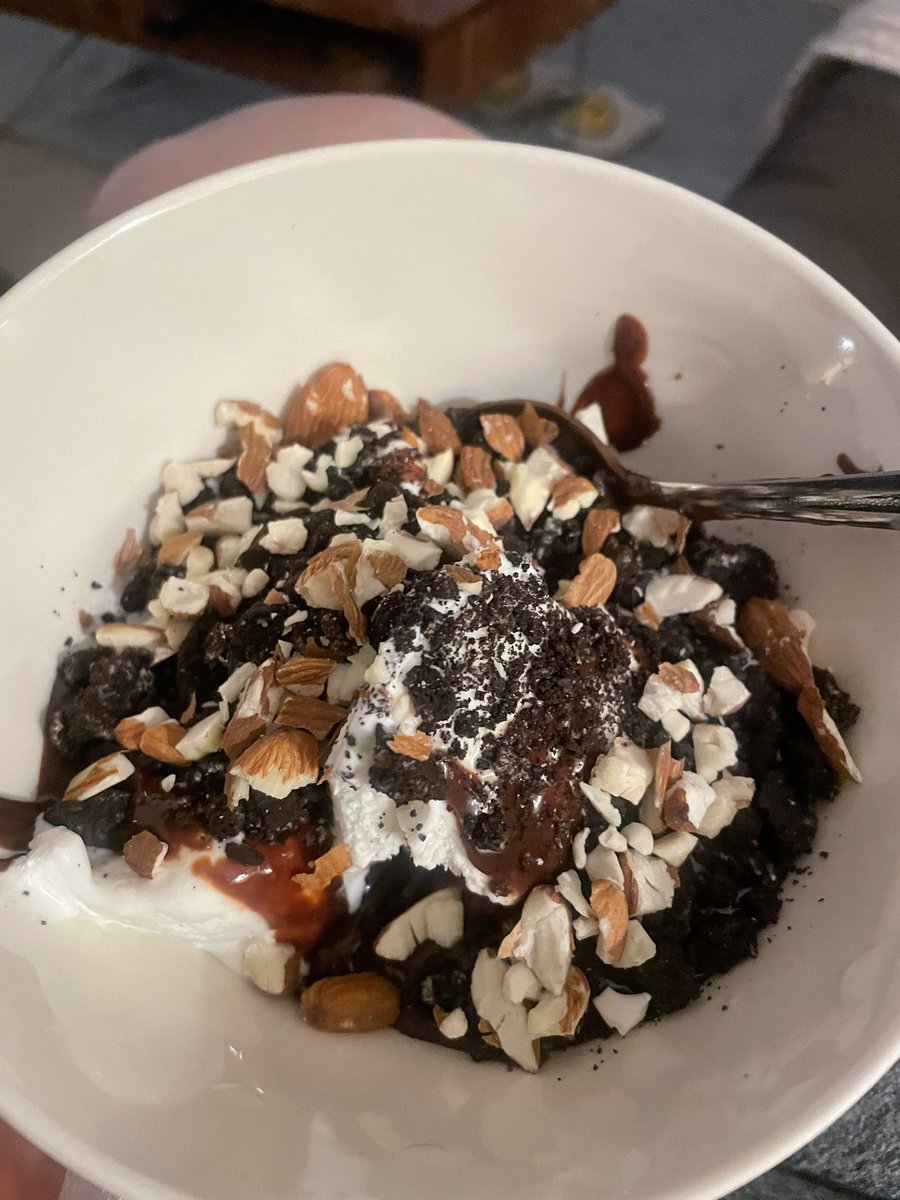 JesssWithaJ's tweet photo. Forgot to post our crazy sundaes the other night https://t.co/fWh6iiVMQq