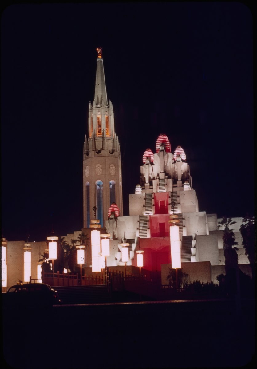 DavidGallagher's tweet photo. Treasure Island World's Fair, 1939
The Golden Gate International Exposition (GGIE) 
My uncle went back time &amp; again and left us with about 110 early Kodachrome slides mounted in glass. #sfhistory #GGIE (his meticulous descriptions in the next message) https://t.co/rZA2W6eK1g