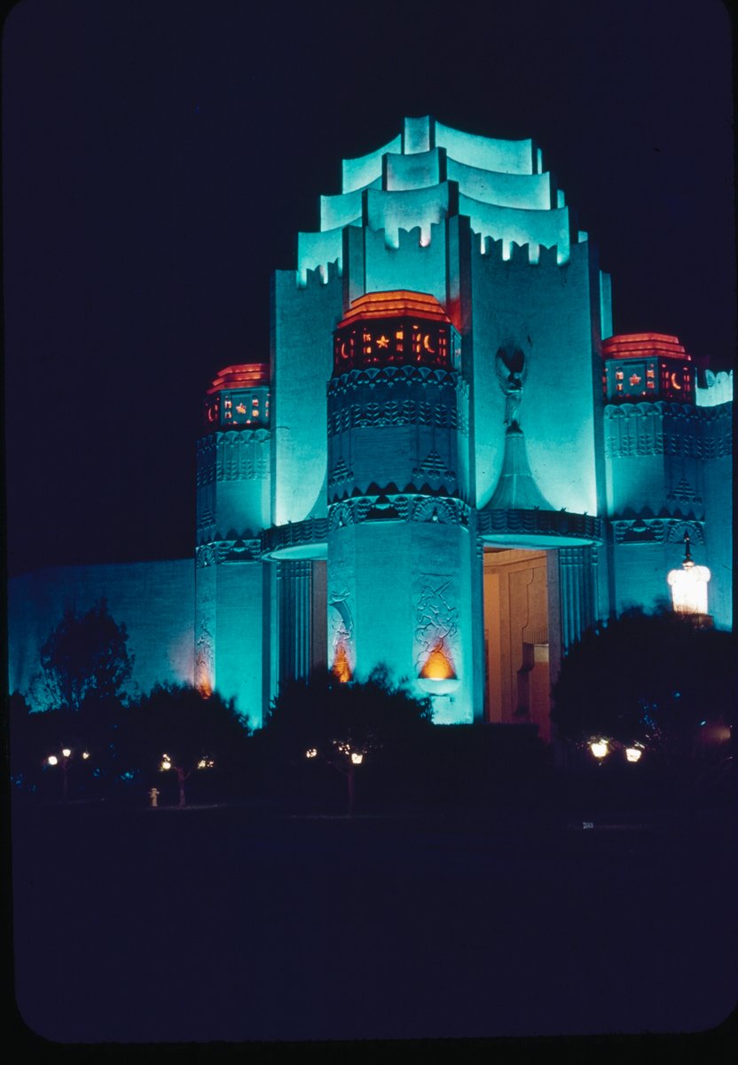 DavidGallagher's tweet photo. Treasure Island World's Fair, 1939
The Golden Gate International Exposition (GGIE) 
My uncle went back time &amp; again and left us with about 110 early Kodachrome slides mounted in glass. #sfhistory #GGIE (his meticulous descriptions in the next message) https://t.co/rZA2W6eK1g