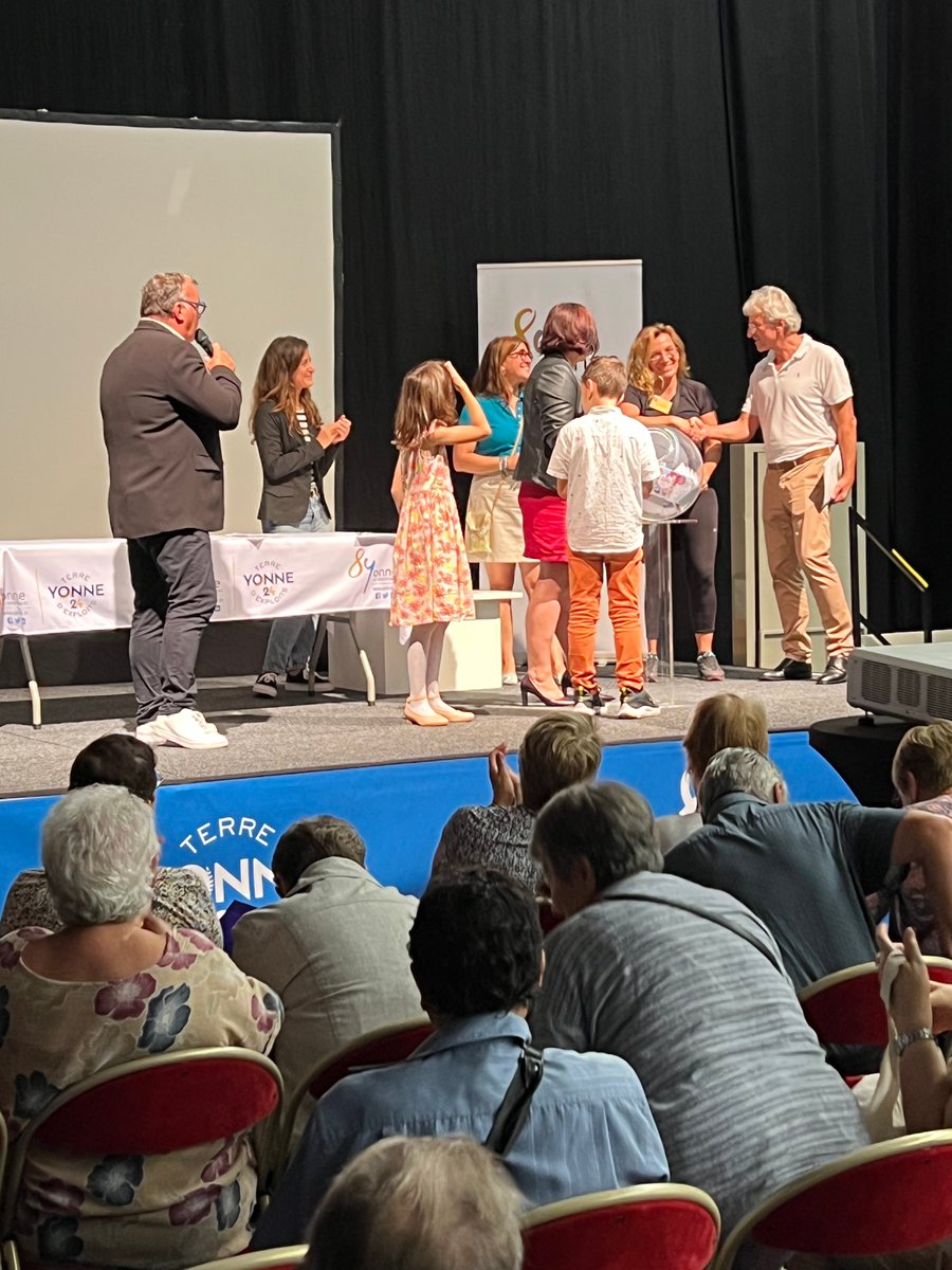 ProCarsProvins's tweet photo. Jean-Luc de notre agence Alba #Voyages a remis un prix lors du salon des Seniors ce samedi à @auxerrexpo 🥳 ! Il s'agit de 2 places pour le marché de Noel en #Alsace, incluant un déjeuner-spectacle au Cabaret le Royal Palace ! Félicitations aux gagnants  !
#transport #Tourisme https://t.co/JjAFxbpUAW