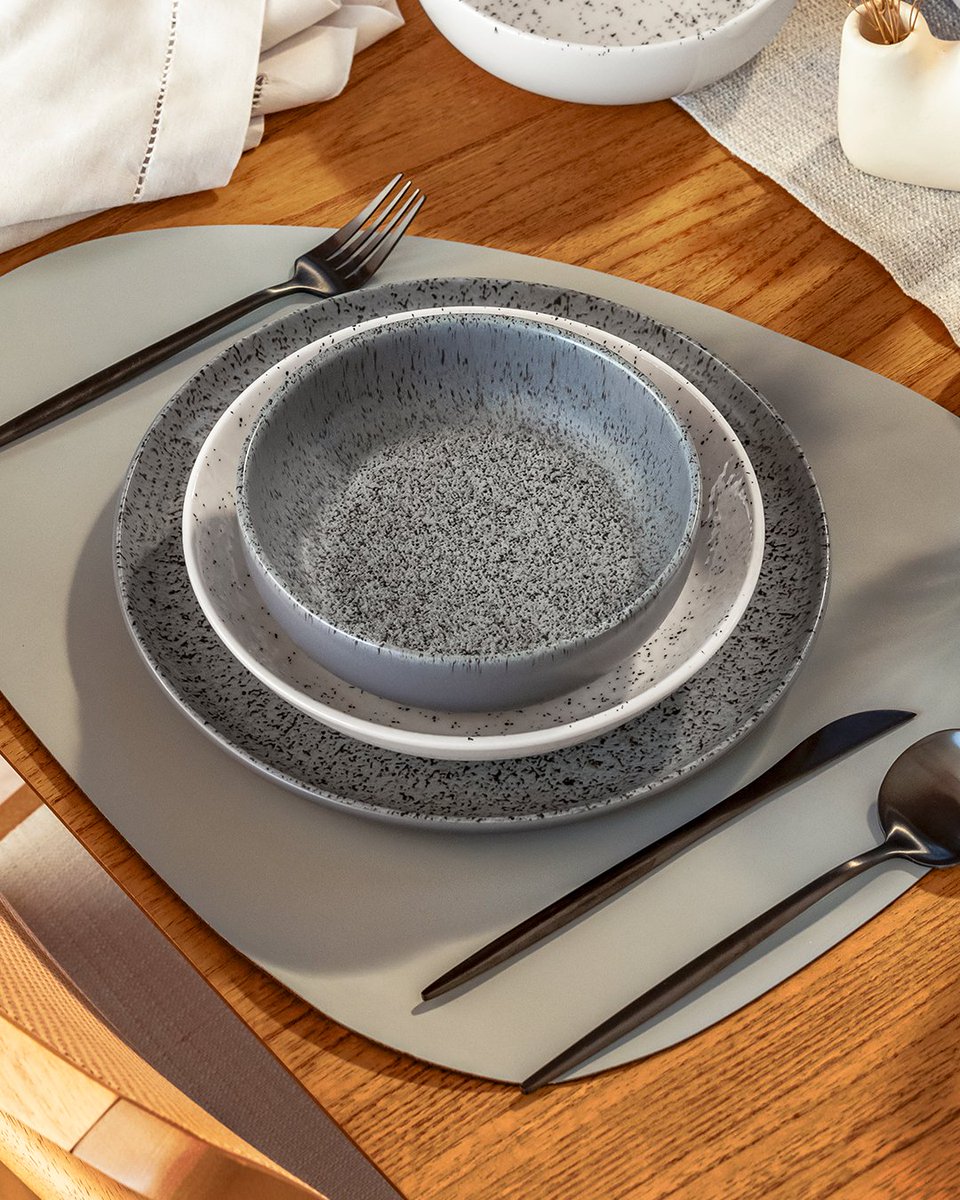 Para dias serenos... 🍃 Com o acabamento acetinado na cor cinza, detalhes em preto e inspiração no granito, o aparelho de jantar Flat Gray é um convite à paz e tranquilidade. Como você usaria esta coleção no seu dia a dia? ☺️